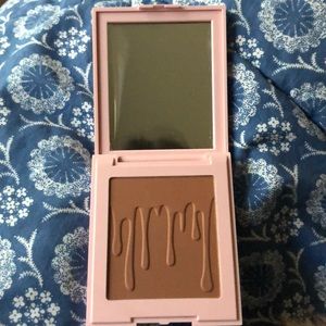 Kylie Jenner pressed bronzing powder